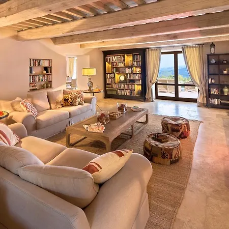 Villa Sleeps 6 Pool Wifi